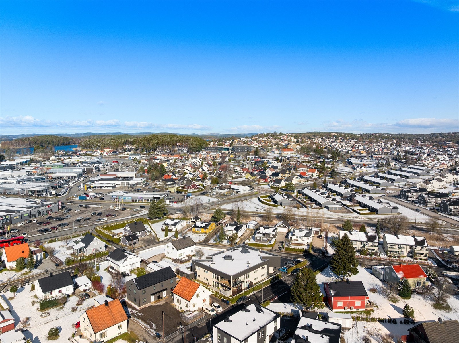 Flere fine tur- og friområder er lett tilgjengelig fra Brevik, deriblant Tunevannet hvor det er bademulighet. Galleribilde