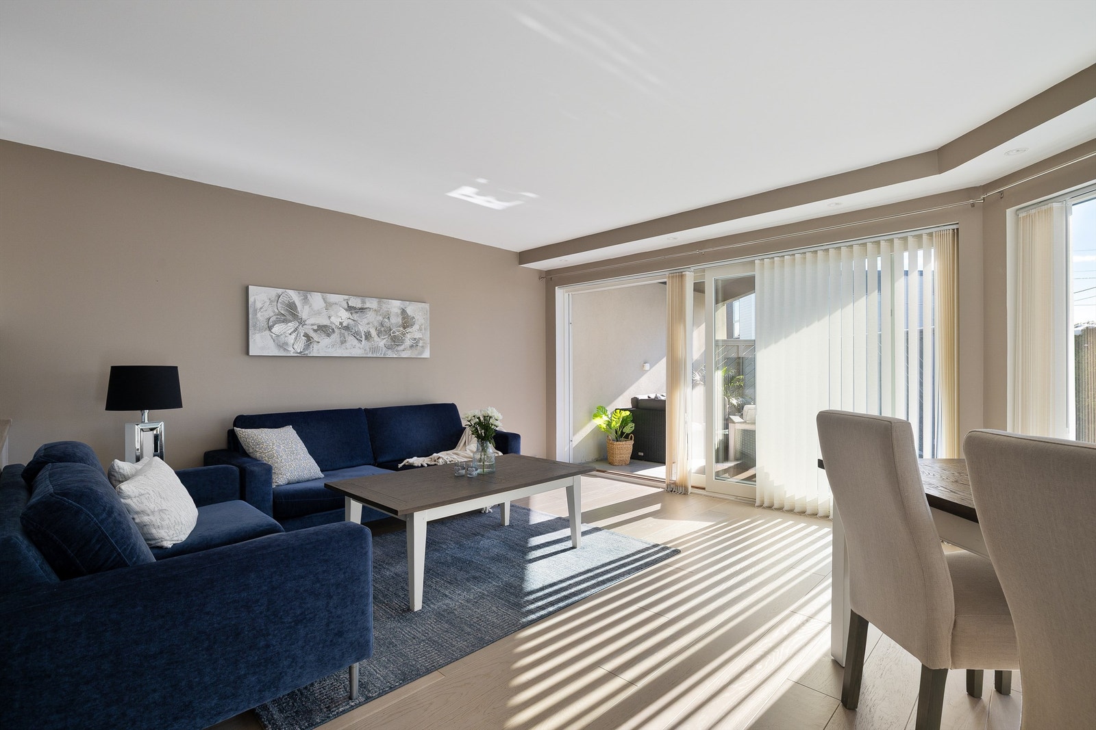 Med lamellgardiner foran alle stuens vinduer oppnås solskjerming enkelt når ved behøves. Galleribilde