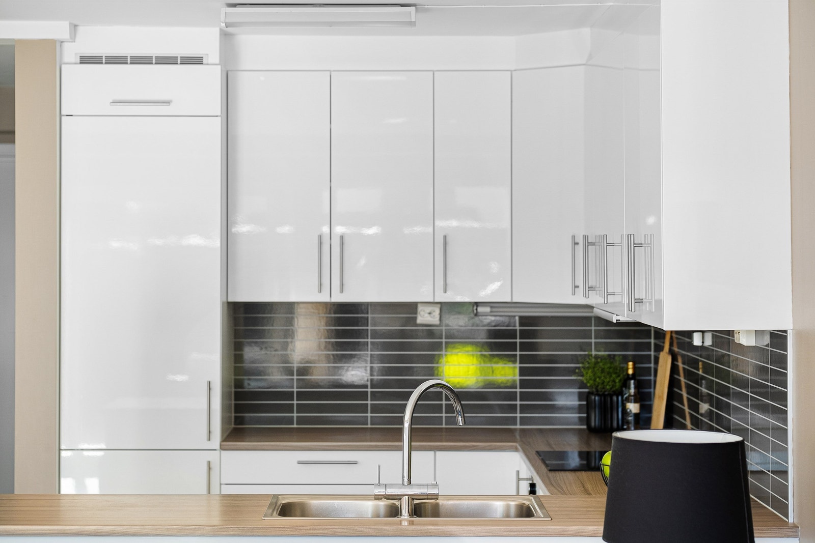 Kjøkkenets innredning fyller foruten sin rent praktiske funksjon også rollen som et stort dekorativt møbel. Galleribilde