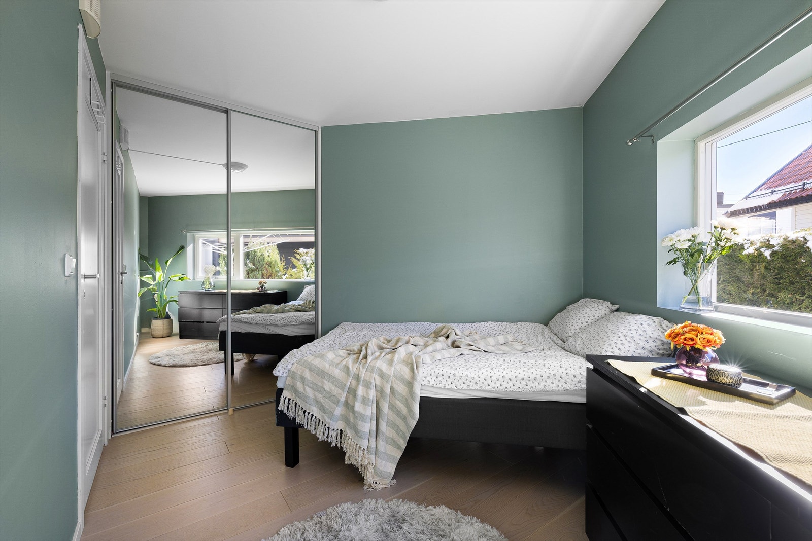 Heldekkende speil på dørbladene har utvidende effekt på romfølelsen i begge soverom. Galleribilde