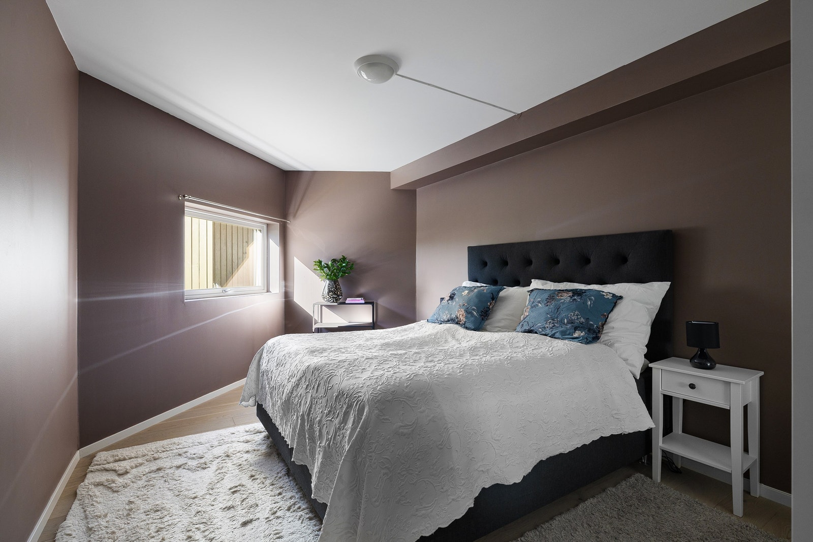 Leilighetens to soverom er begge er av god størrelse til sine respektive formål, dette som hovedsoverom. Galleribilde