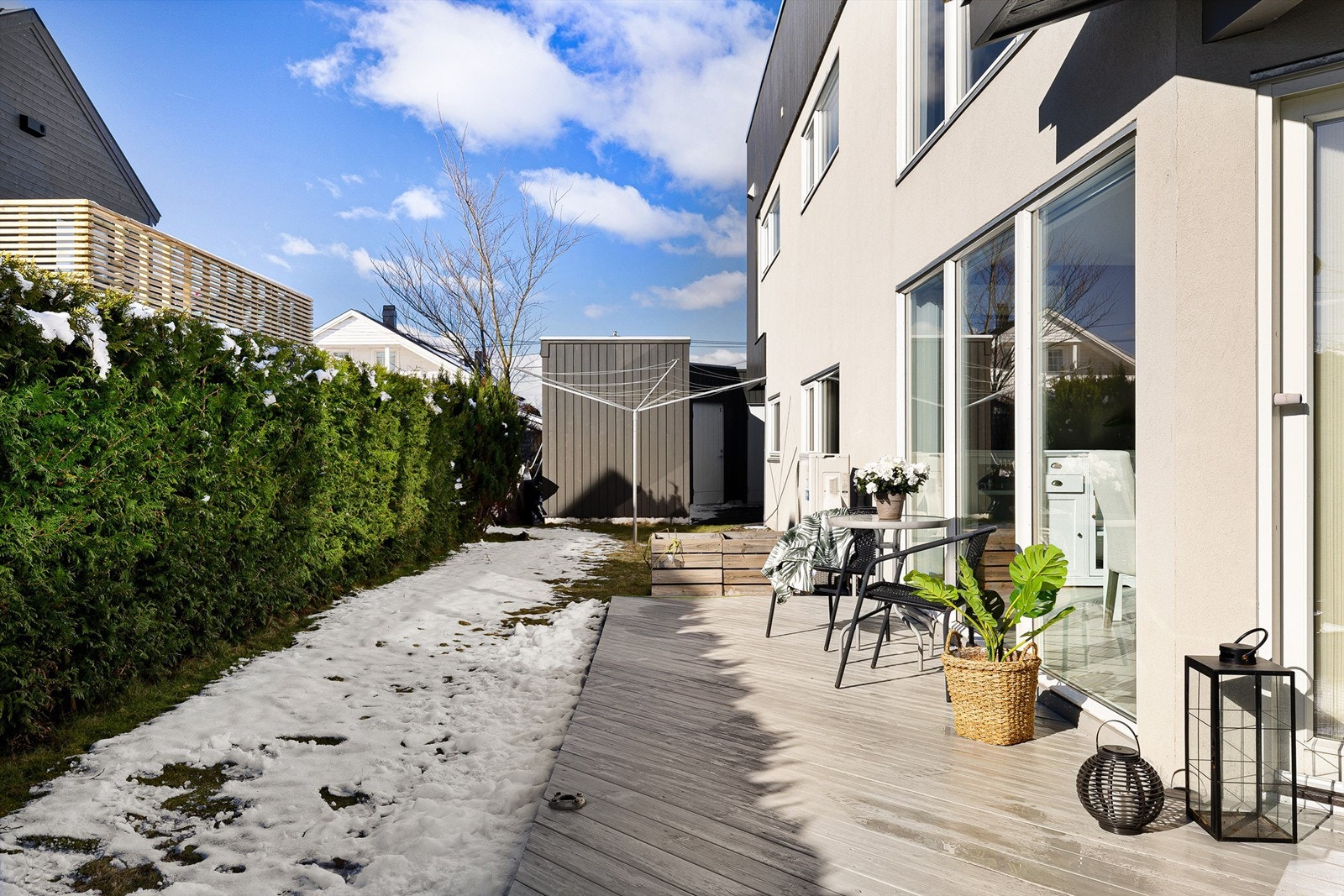 Høy og tettvoksende hekk rundt hagen er skjermende mot både innsyn og støy. Galleribilde