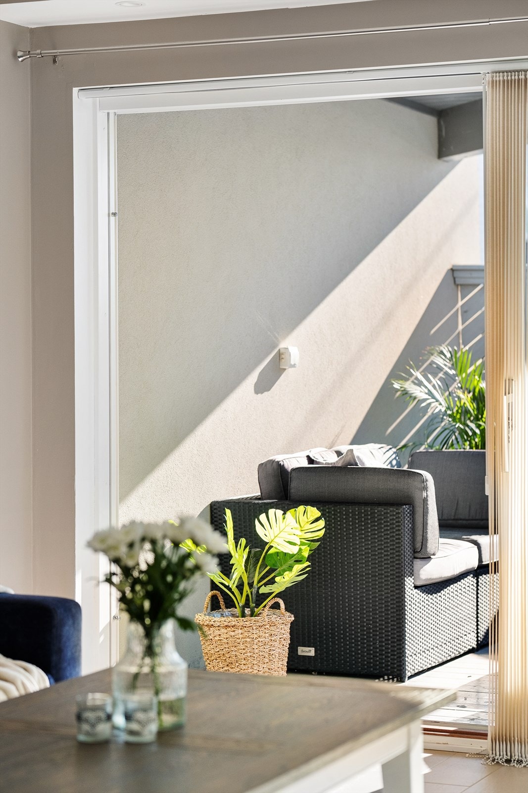 Skyve-/hevedør sikrer enkel tilgang til uterommet på terrassen. Galleribilde