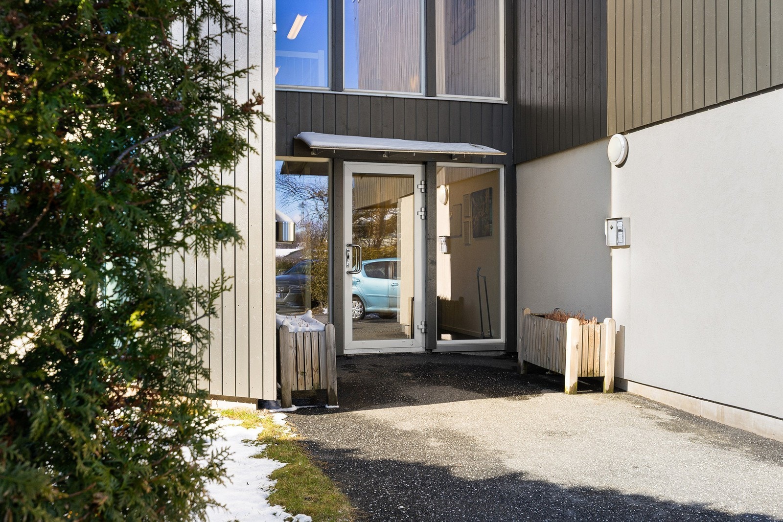 Adkomst til leiligheten er trinnfri og enkel. Hovedinngangen har calling-anlegg som betjenes fra leiligheten. Galleribilde