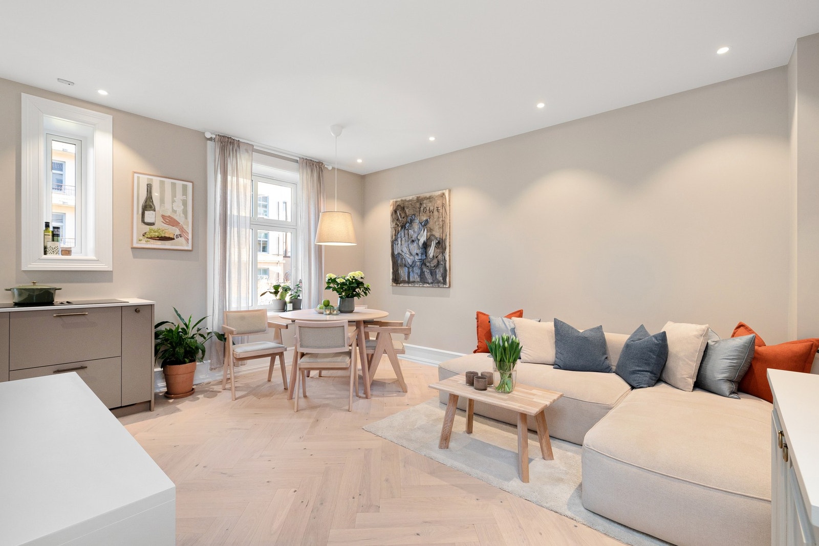 Stue kombinert kjøkken med downlights i tak. Galleribilde