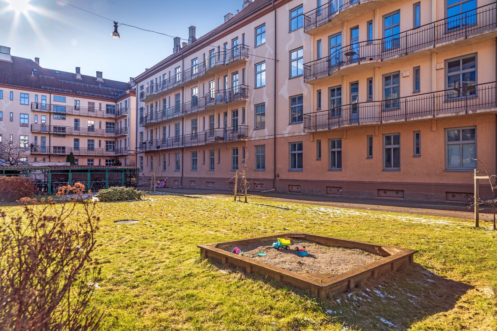 Hyggelig indre gårdsrom. Opparbeidet med plen, sandkasse og sykkelparkering. Galleribilde