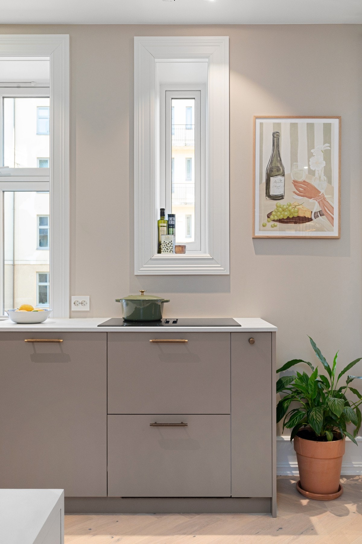 Platetopp med integrert avtrekk med kullfilter. Galleribilde