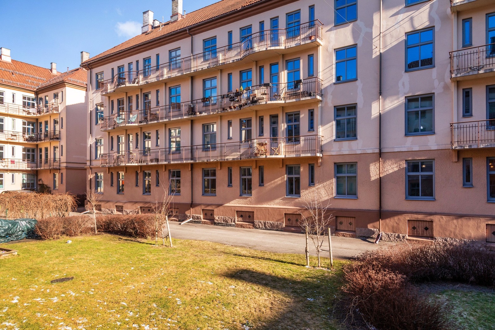 Indre gårdsrom. Galleribilde