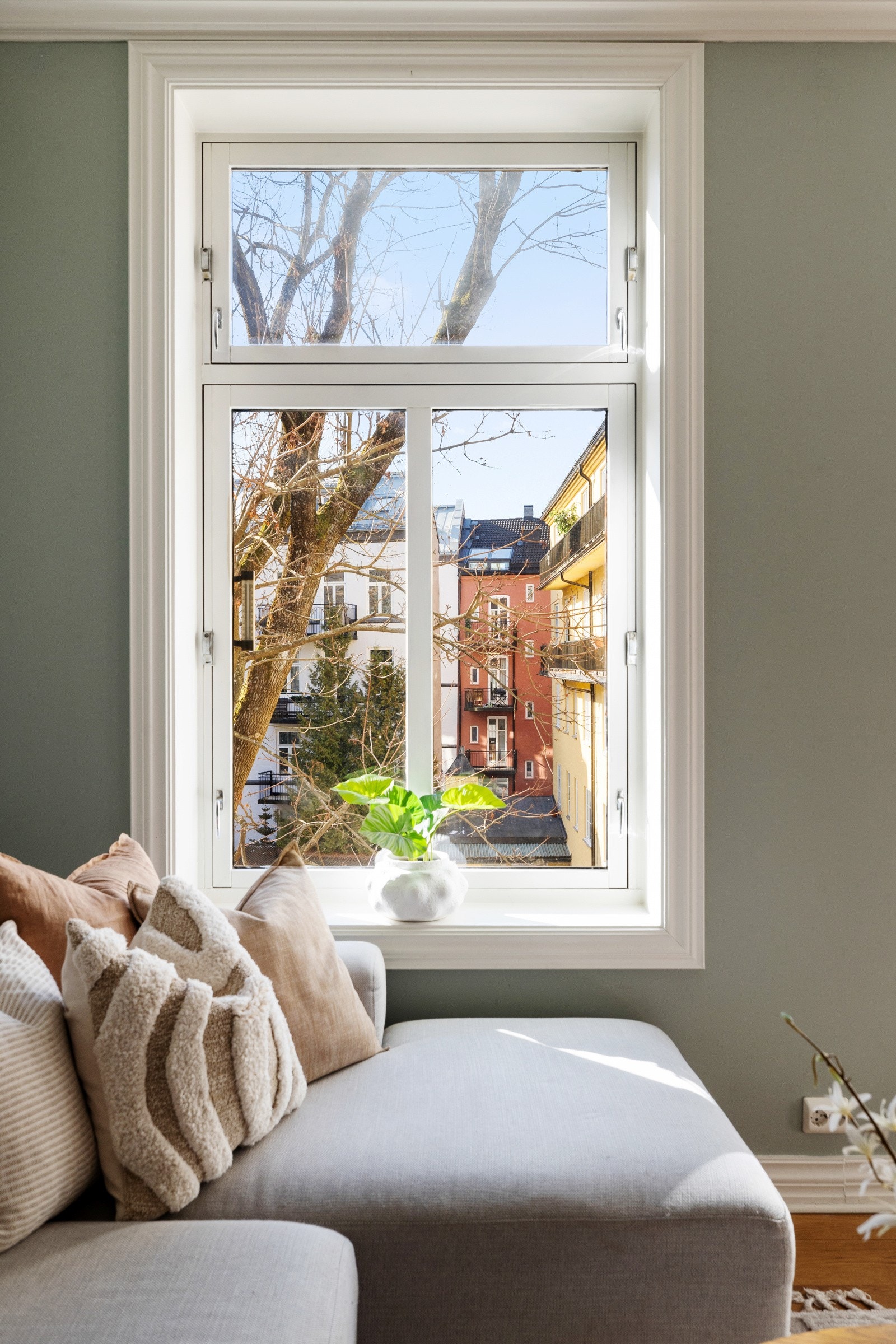 Det kommer rikelig med naturlig lys gjennom store vindusflater Galleribilde