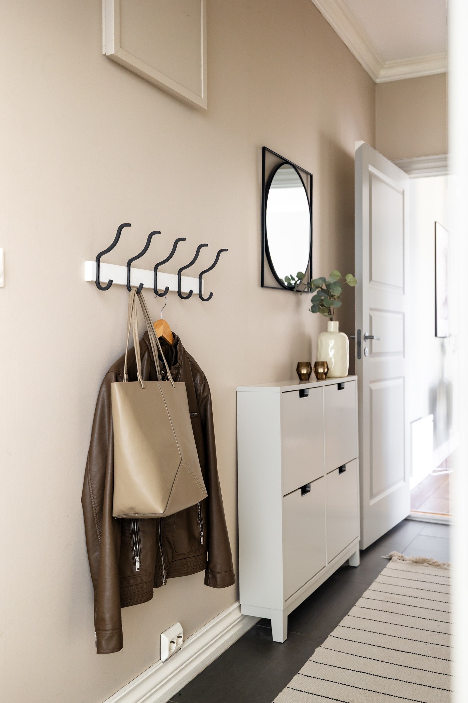 Leiligheten ligger i byggets tredje etasje og har en innbydende entré Galleribilde