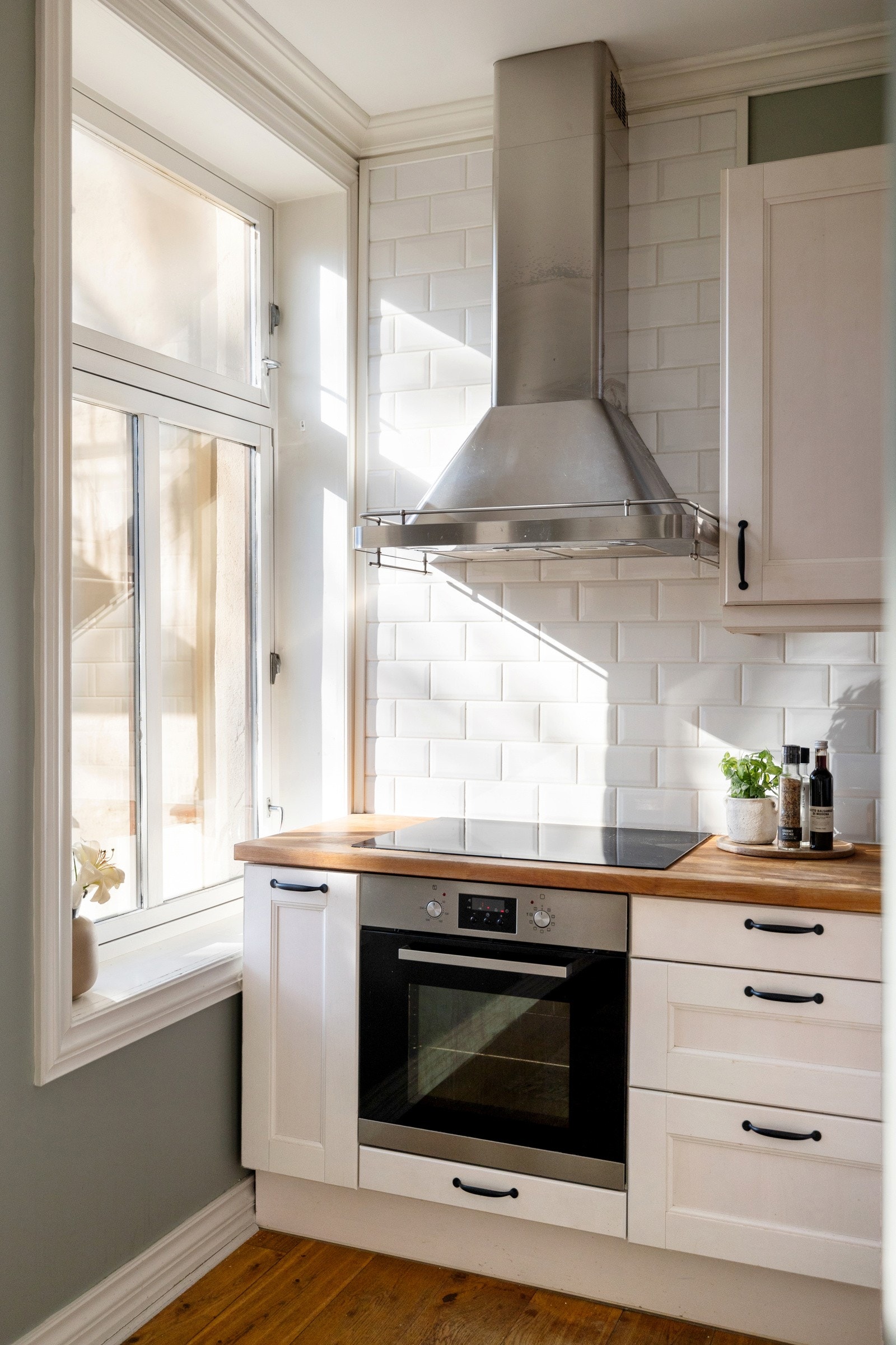 Integrerte hvitevarer består av komfyr, induksjonstopp, oppvaskmaskin og kjøl Galleribilde