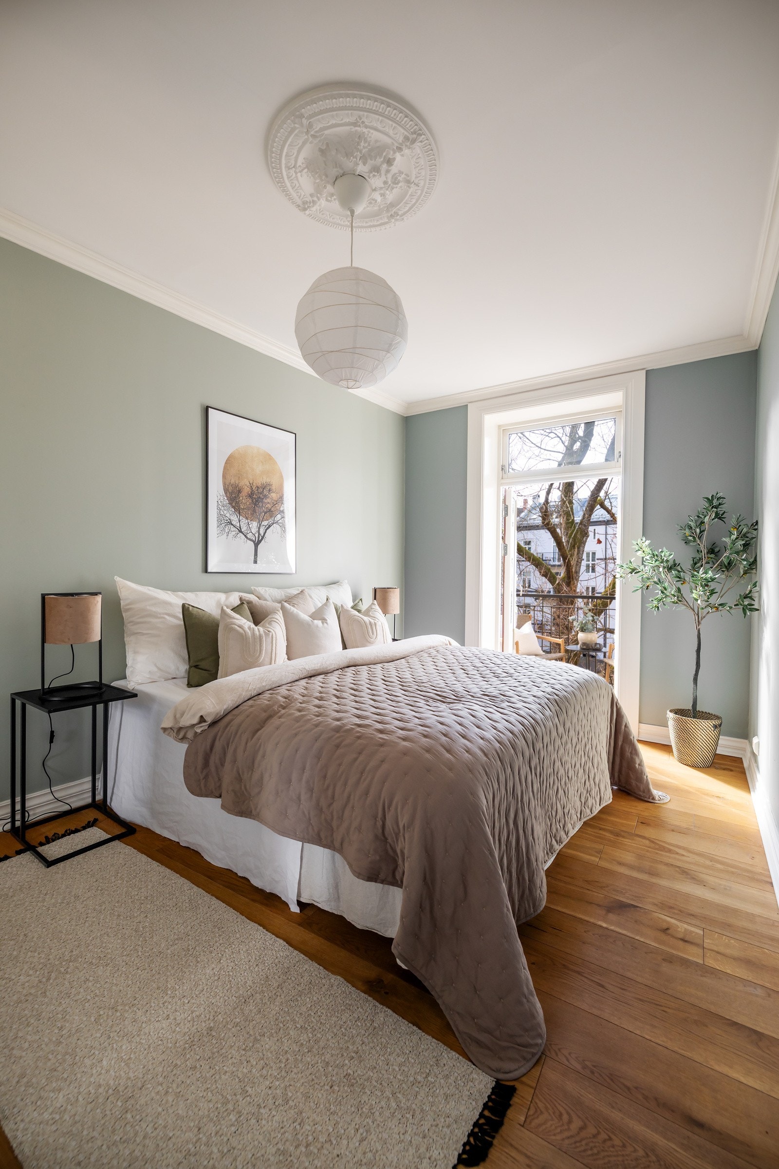 Klær kan ryddes pent vekk i en stor skyvedørsgarderobe Galleribilde