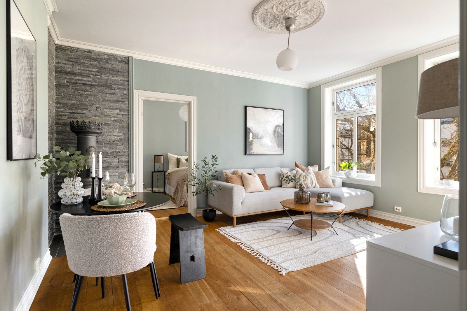 Her får du en romslig stue, med en hyggelig og klassisk peisovn. Pipeløpene i sameiet ble rehabilitert i 2024 Galleribilde