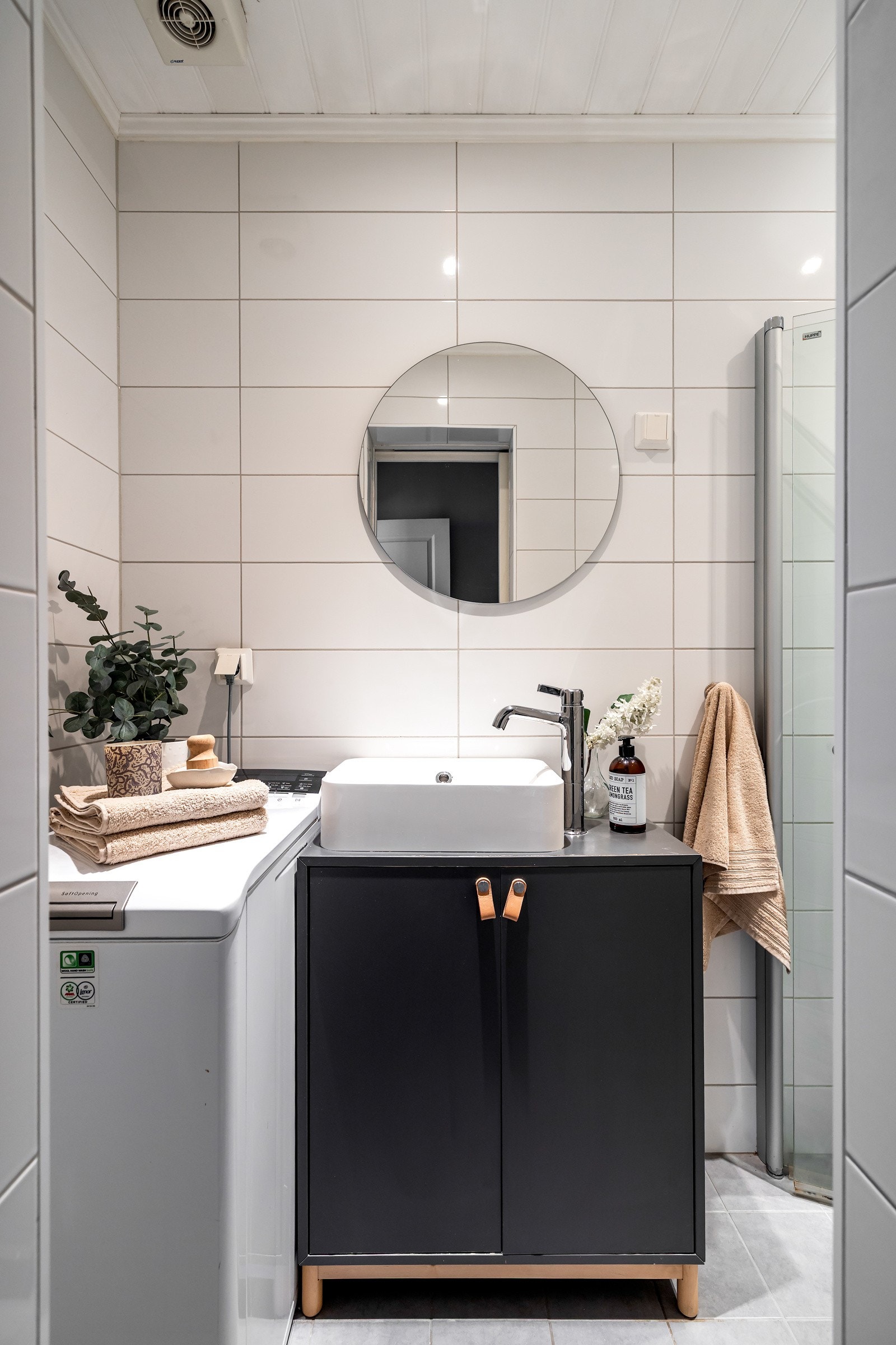 Leiligheten har et pent bad som ble delvis pusset opp i 2019 Galleribilde