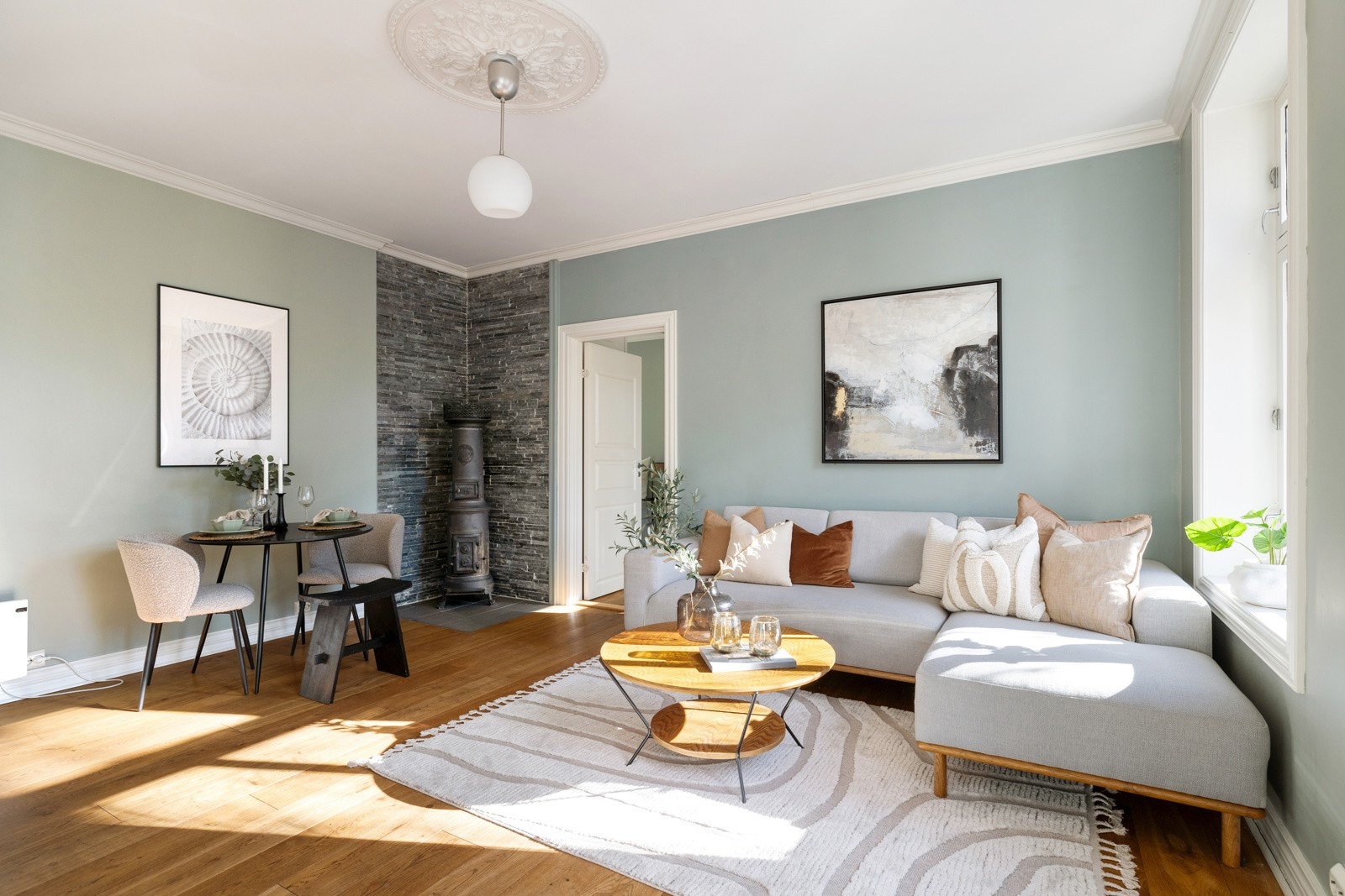 Stuen har god plass til en sofagruppe med tilhørende møblement og spisebord - et hyggelig samlingspunkt for familie og venner Galleribilde