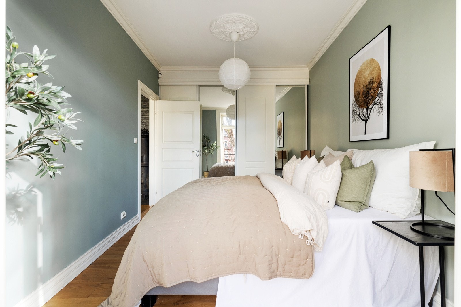 Rommet har god plass til dobbeltseng med nattbord på hver side Galleribilde