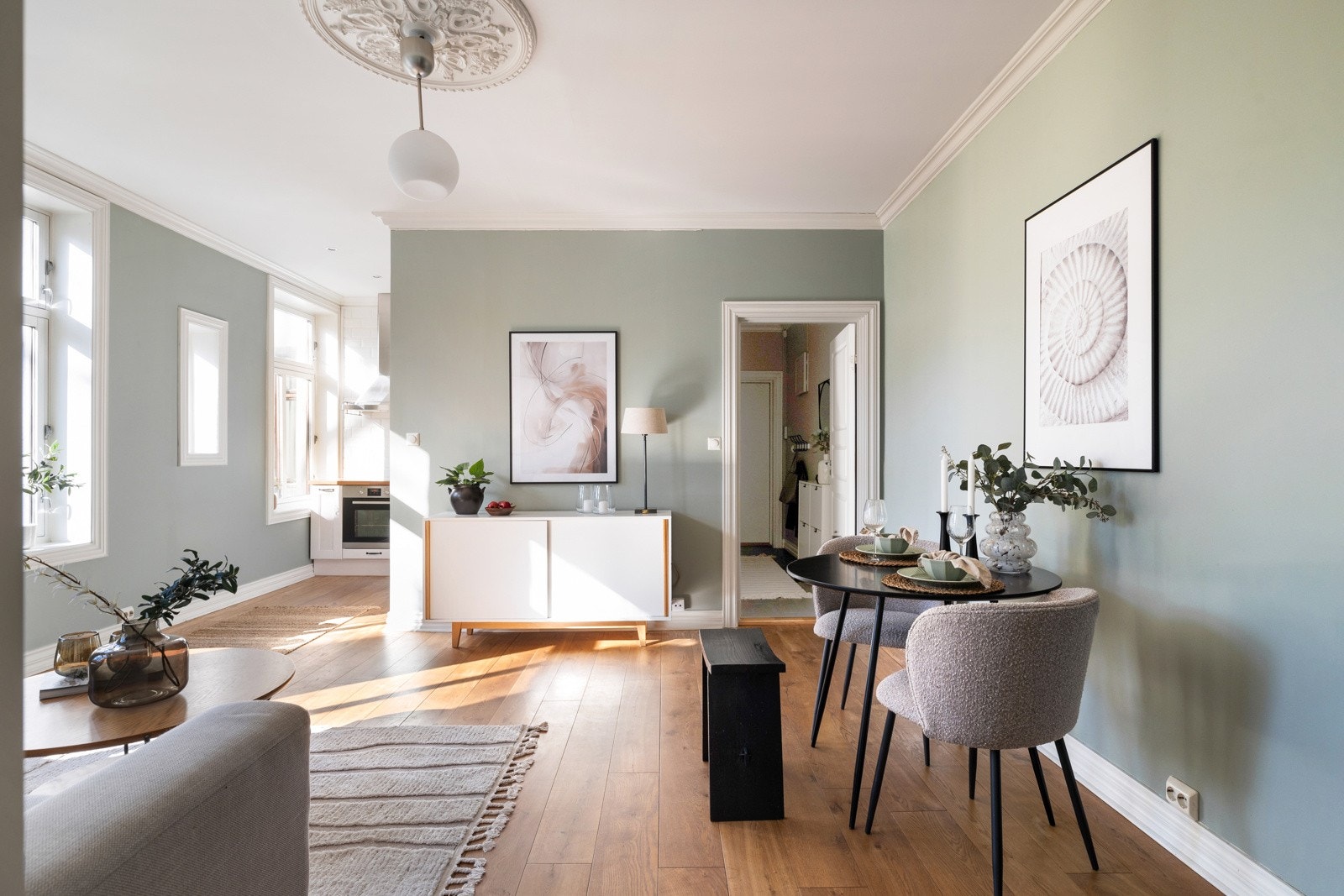 Leilighetens kjøkken ligger i delvis åpen løsning med stuen Galleribilde