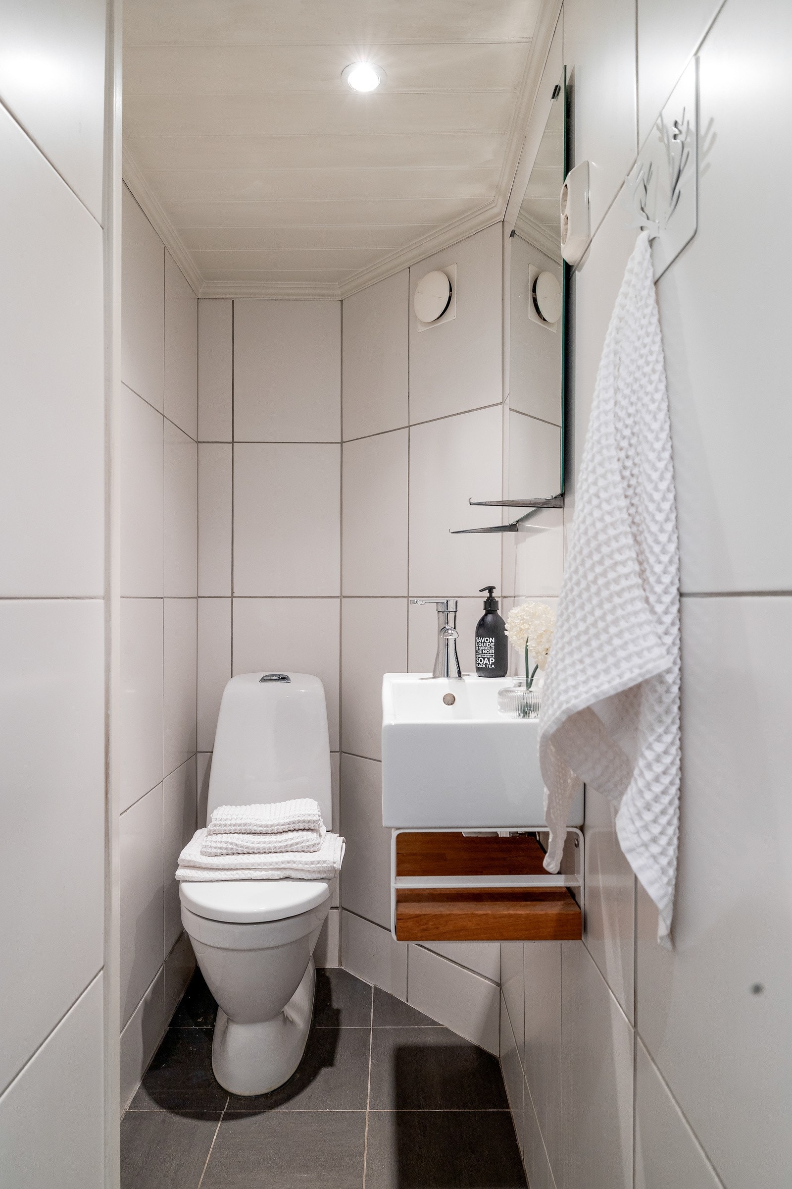 Leiligheten har et separat toalettrom. Toalettet er gulvstående, og det er montert servant og speil Galleribilde