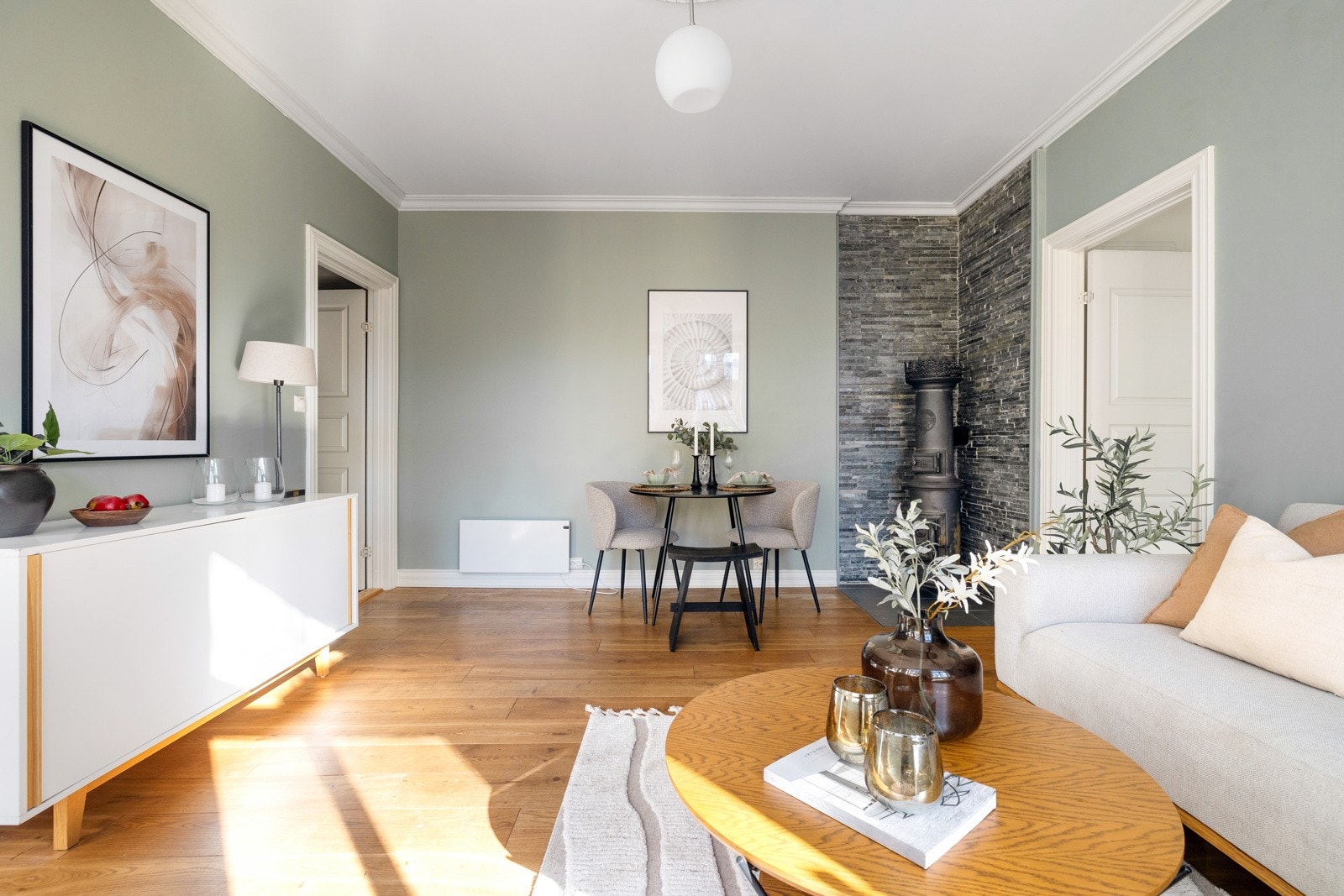 Stuen har klassiske kvaliteter som dype vinduskarmer, bredt listverk og rosett Galleribilde