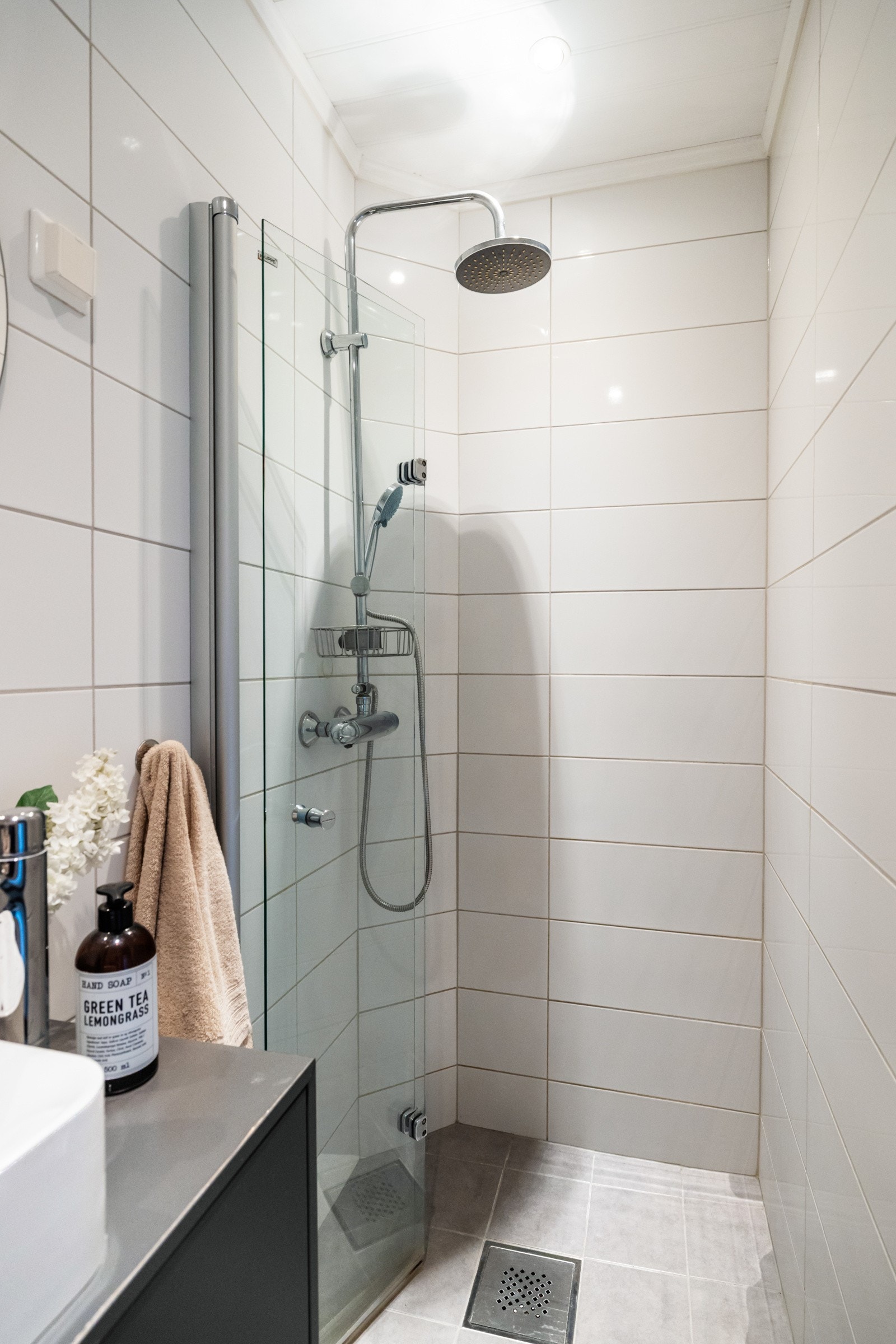 Badet er flislagt med gulvvarme og har downlights i himlingen Galleribilde