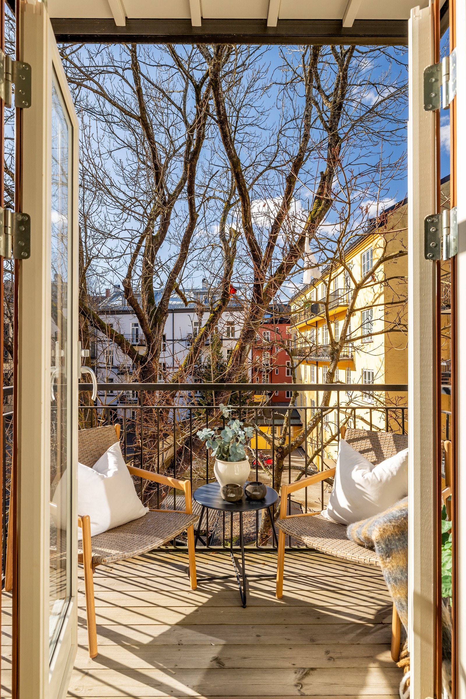 Fra soverommet er det utgang til en hyggelig balkong Galleribilde