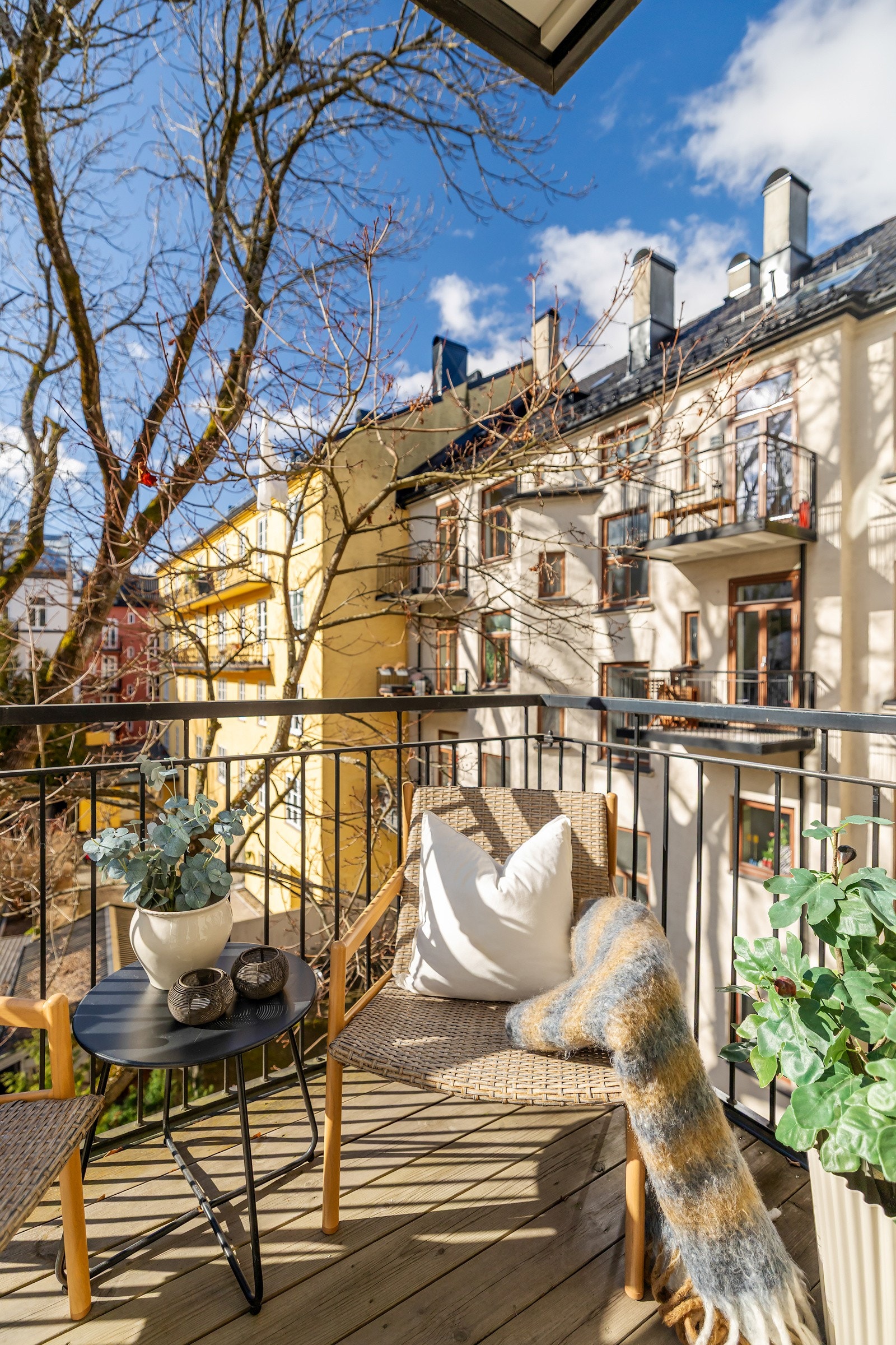 Balkongen er overbygget som gjør det lunt og godt, og gjør at den kan benyttes store deler av året Galleribilde