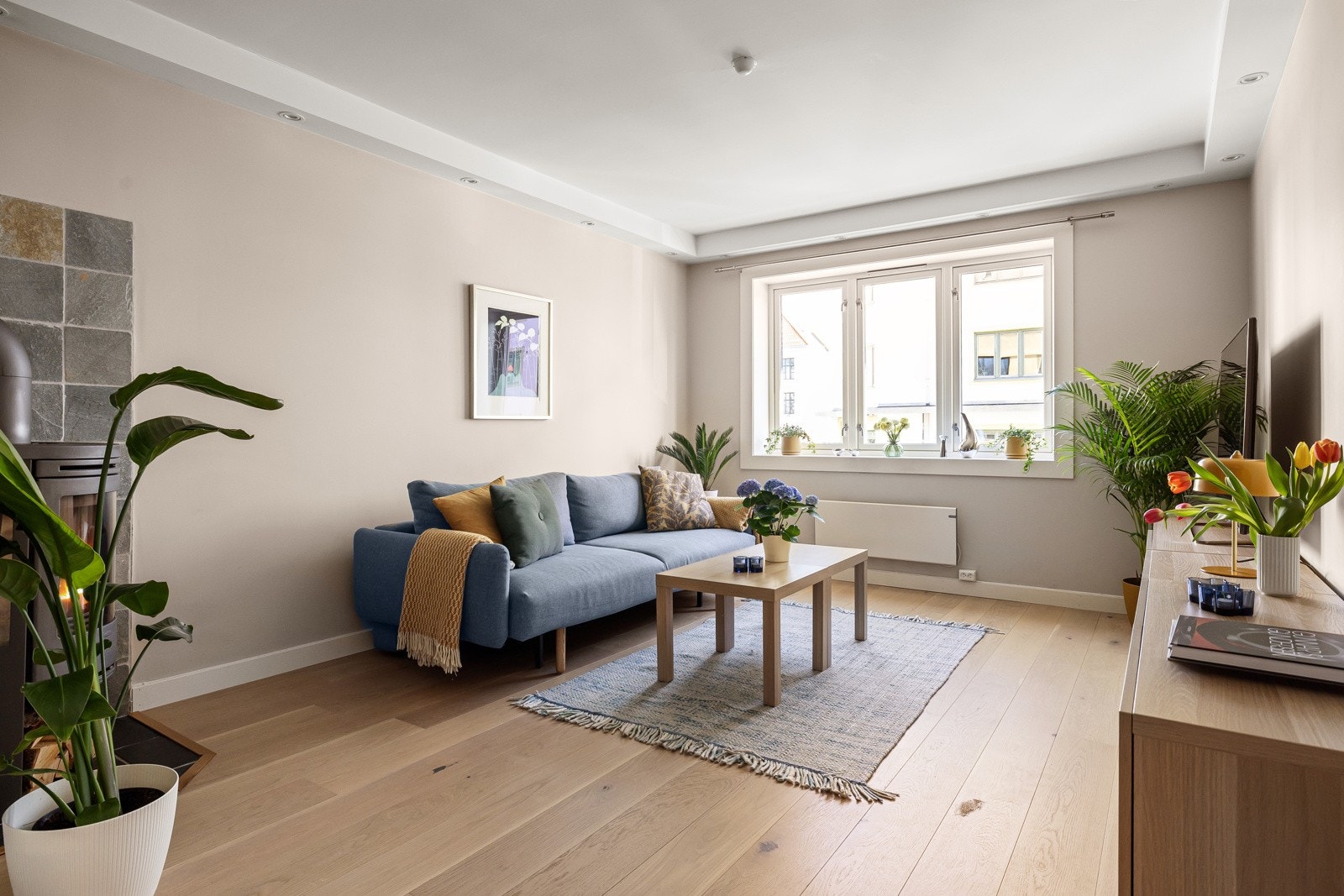 Stuen er det naturlige oppholdsrommet i leiligheten, og er et stort, lyst og fint rom. Galleribilde