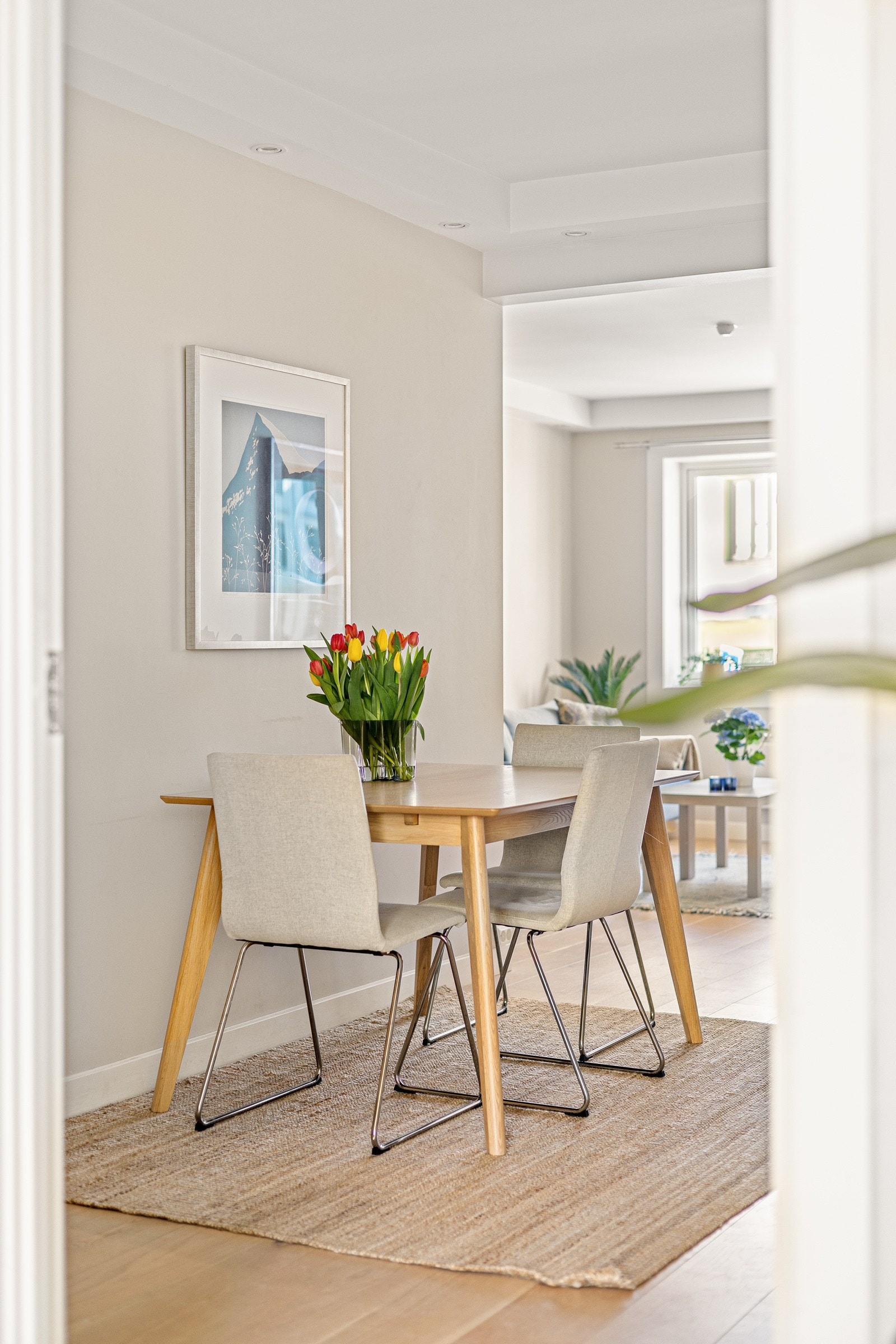 Leiligheten ligger i byggets svært høye 1. etasje, og har en gjennomgående planløsning med gode lettmøblerte rom. Galleribilde