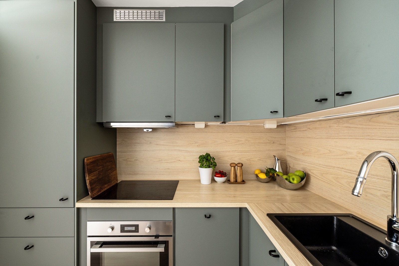 Innredningen har glatte fronter i en flott farge og laminert benkeplate med nedfelt oppvaskkum. Praktisk med belysning under de takhøye overskapene. Galleribilde