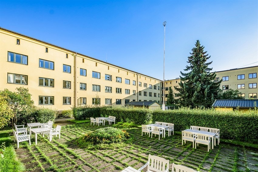 Borettslaget har en skikkelig fin bakgård med beplantning, grøntareal, sandkasse og lekeområde, samt flere hyggelige sittegrupper. (arkivbilde) Galleribilde