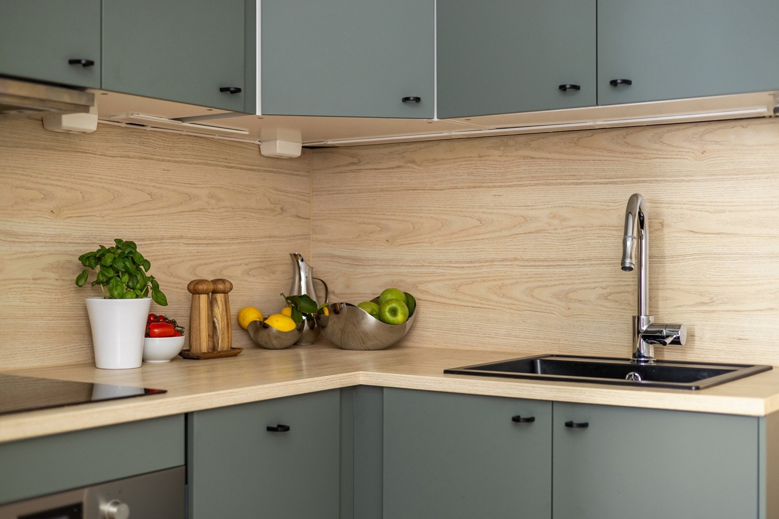 Det er også montert komfyrvakt og automatisk lekkasjevarsler i benkeskap under oppvaskkum. Galleribilde