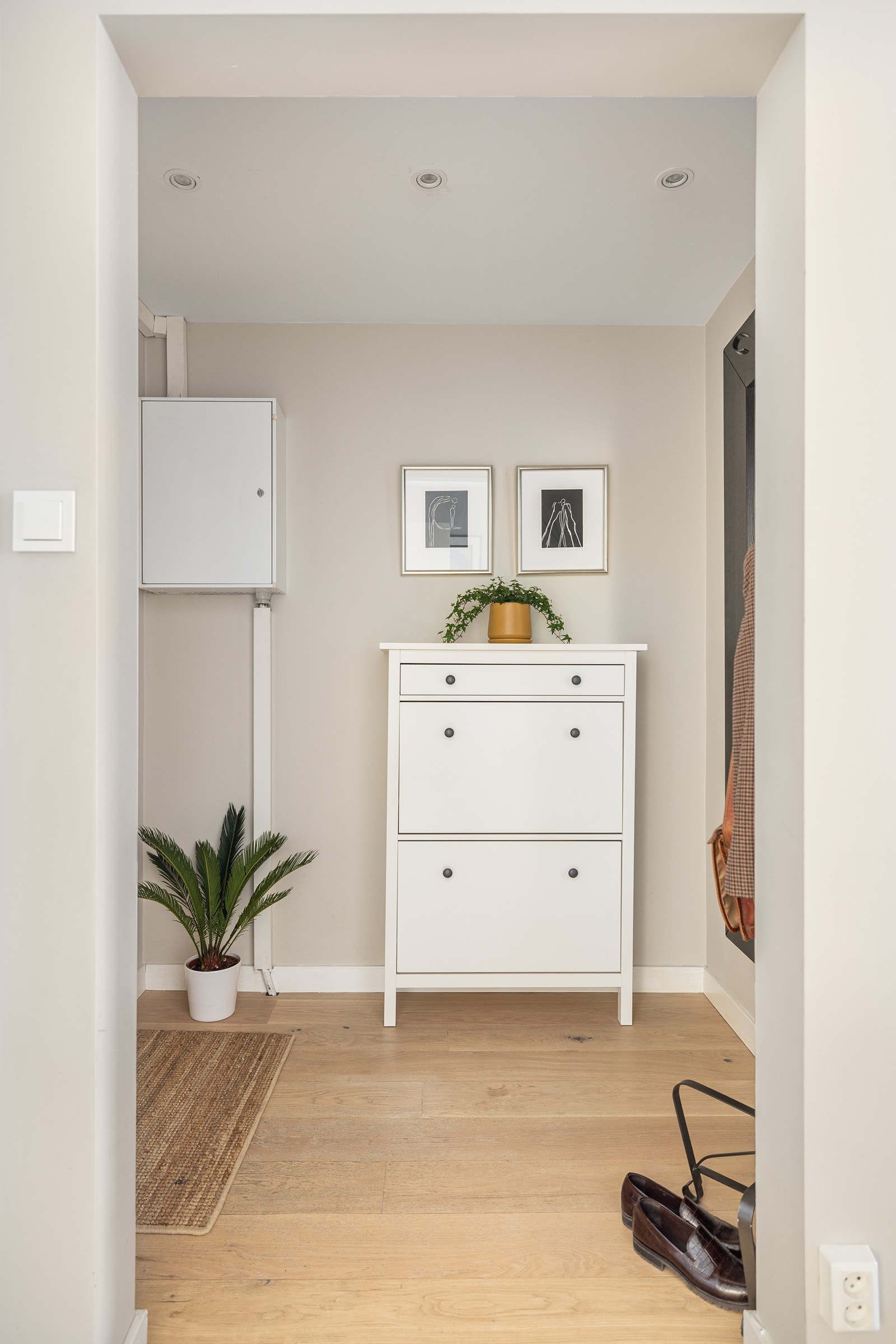 I entréen har du plass til sko i medfølgende skoskap, samt plass til oppheng av yttertøy. Montert porttelefon og sikringsskap med automatsikringer på vegg. Galleribilde