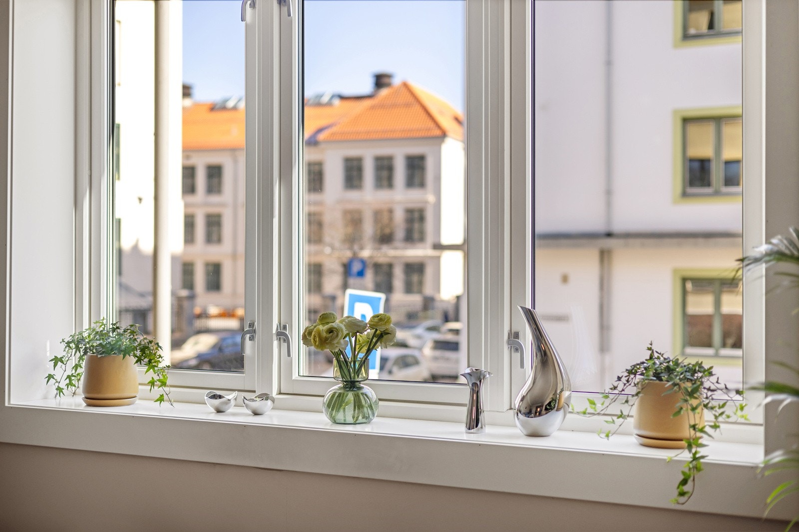 Alle vinduene i leiligheten var nye i 2019 (med unntak fra på hovedsoverom), og det er brede vinduskarmer for planter og dekor. Galleribilde