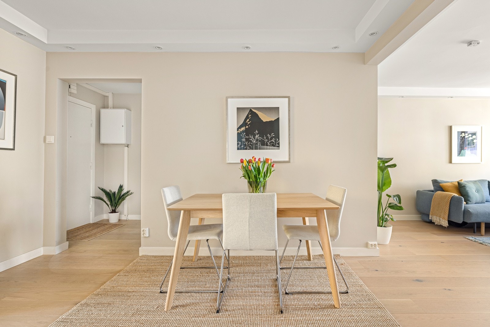 Stuen er romslig med god plass til både sofagruppe med salongbord, mediemøblement og et spisebord. Galleribilde