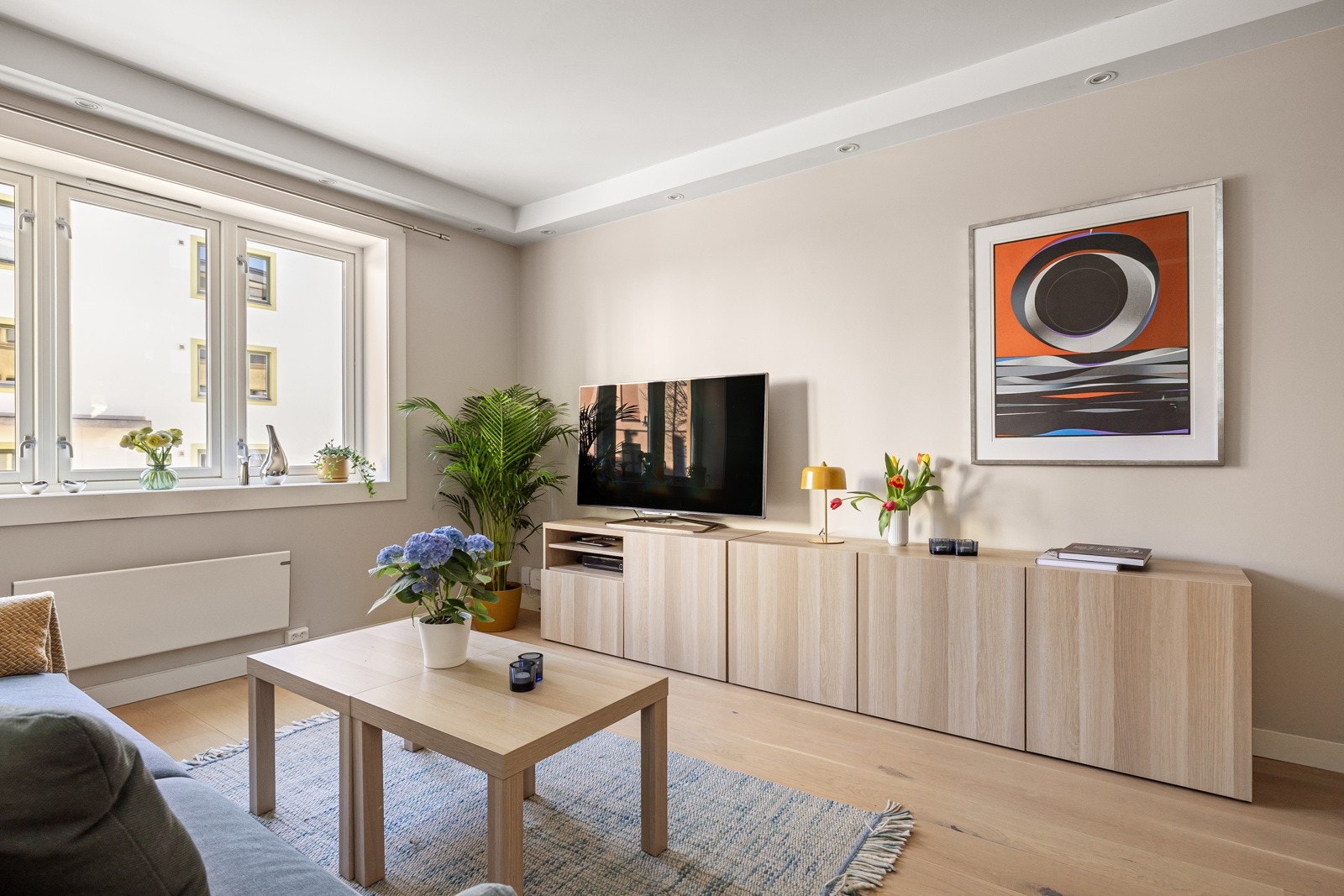 God standard med pen enstavs parkett på gulv, glatte overflater malt i en innbydende varm farge og downlightskasser i himlingen. Galleribilde