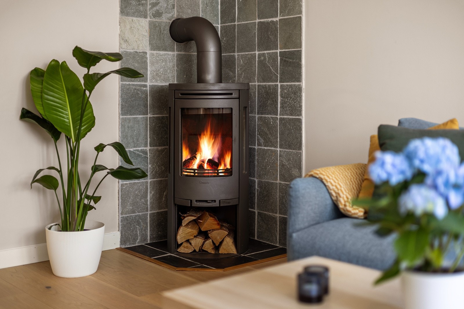 I hjørnet av stuen har du en koselig vedovn som varmer godt på kalde høst- og vinterdager, samt bidrar til hygge. Pipeløpene ble rehabilitert i regi av brl. i 2006. Galleribilde