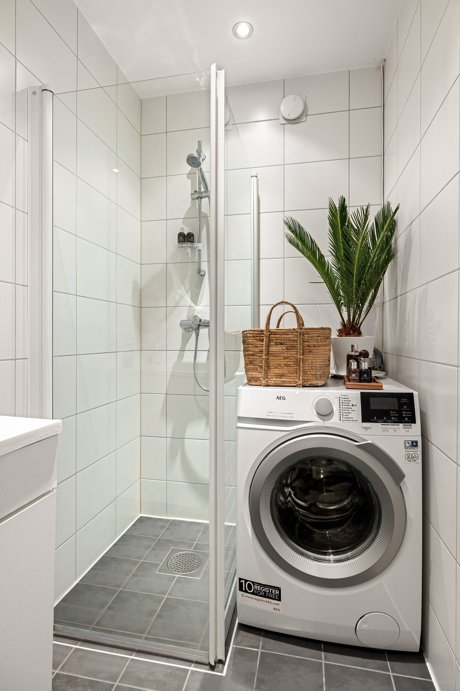 Baderommet er også utstyrt med dusjhørne med glassdører og vegghengt toalett. Plass og opplegg for vaskemaskin. Galleribilde