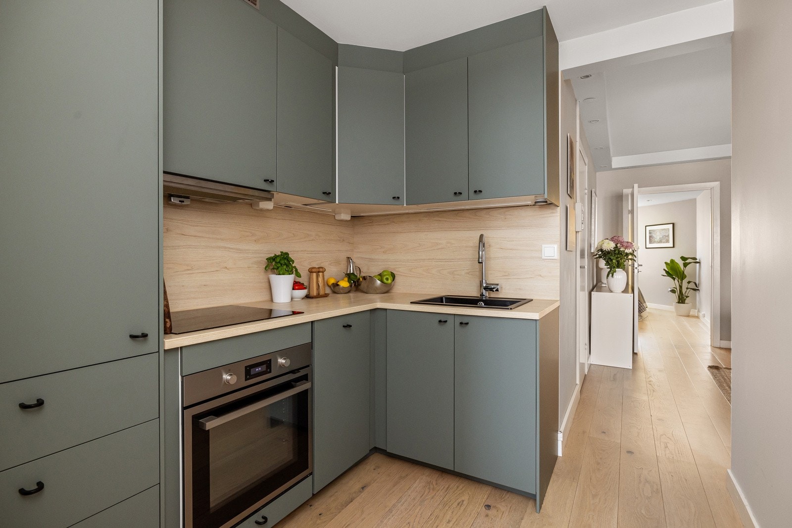 Kjøkkenet er utstyrt med integrerte hvitevarer som medfølger i handelen. Integrerte hvitevarer inkluderer stekeovn, nedfelt platetopp, oppvaskmaskin og kjøleskap. Galleribilde