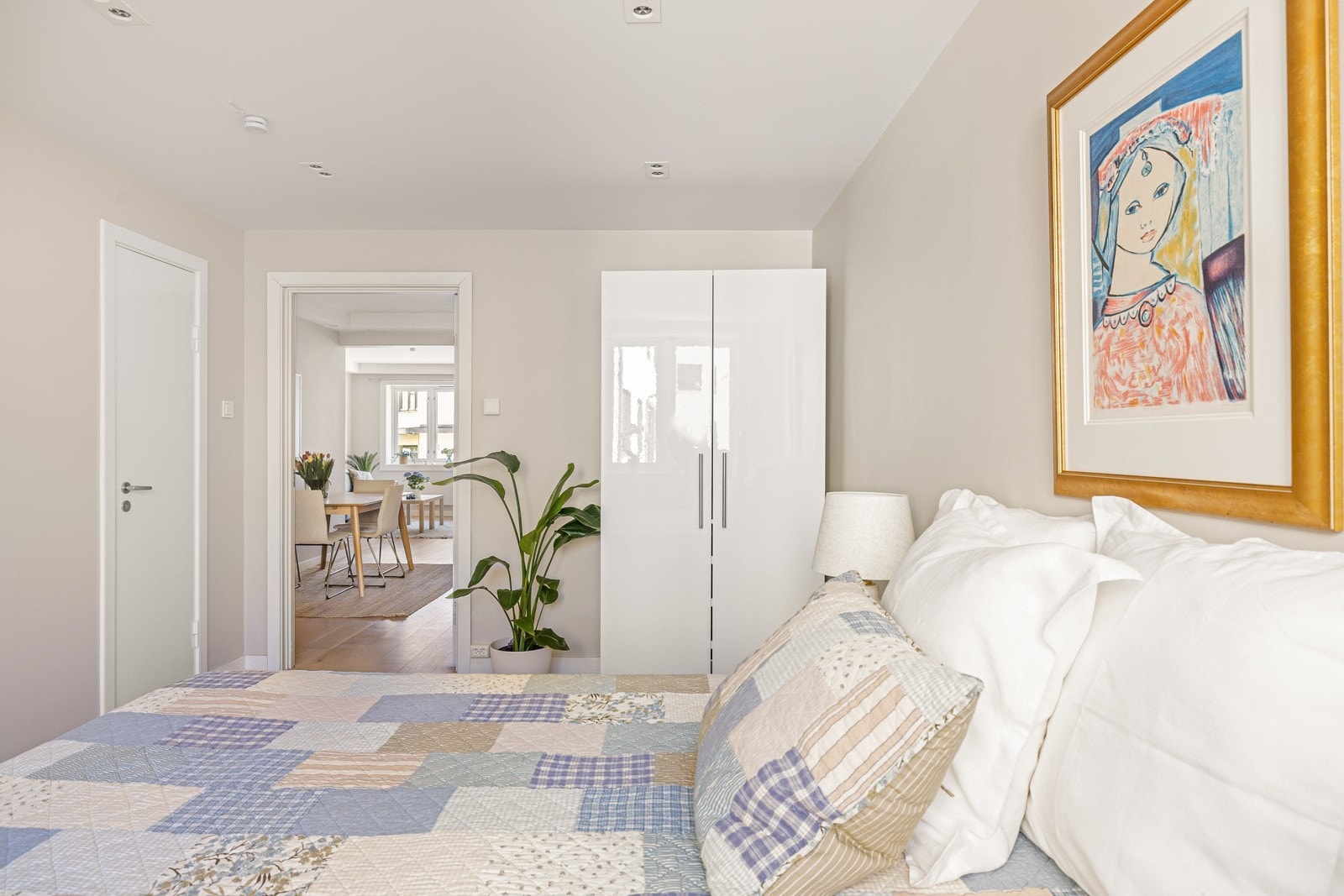 På soverommet har du god plass til en stor dobbeltseng med tilhørende nattbord, samt oppbevaringsplass i medfølgende garderobeskap. Galleribilde