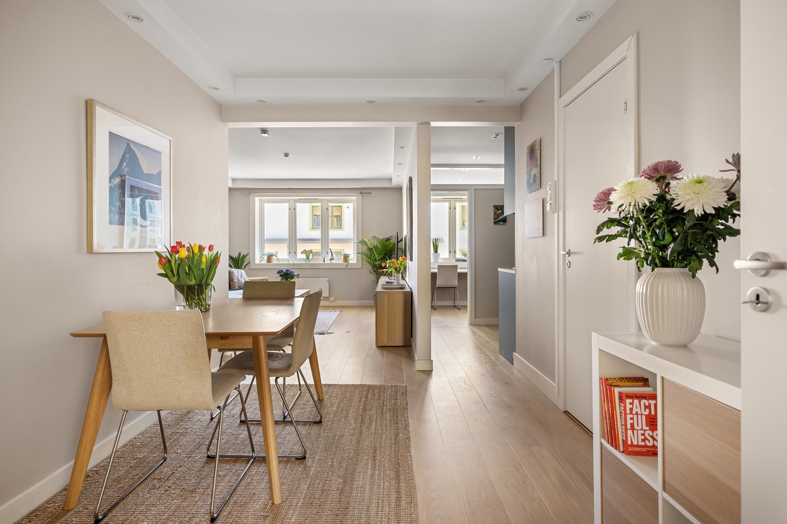 Kjøkkenet ligger i en fin delvis åpen løsning med spisestuen, adskilt og samtidig åpent og sosialt. Galleribilde