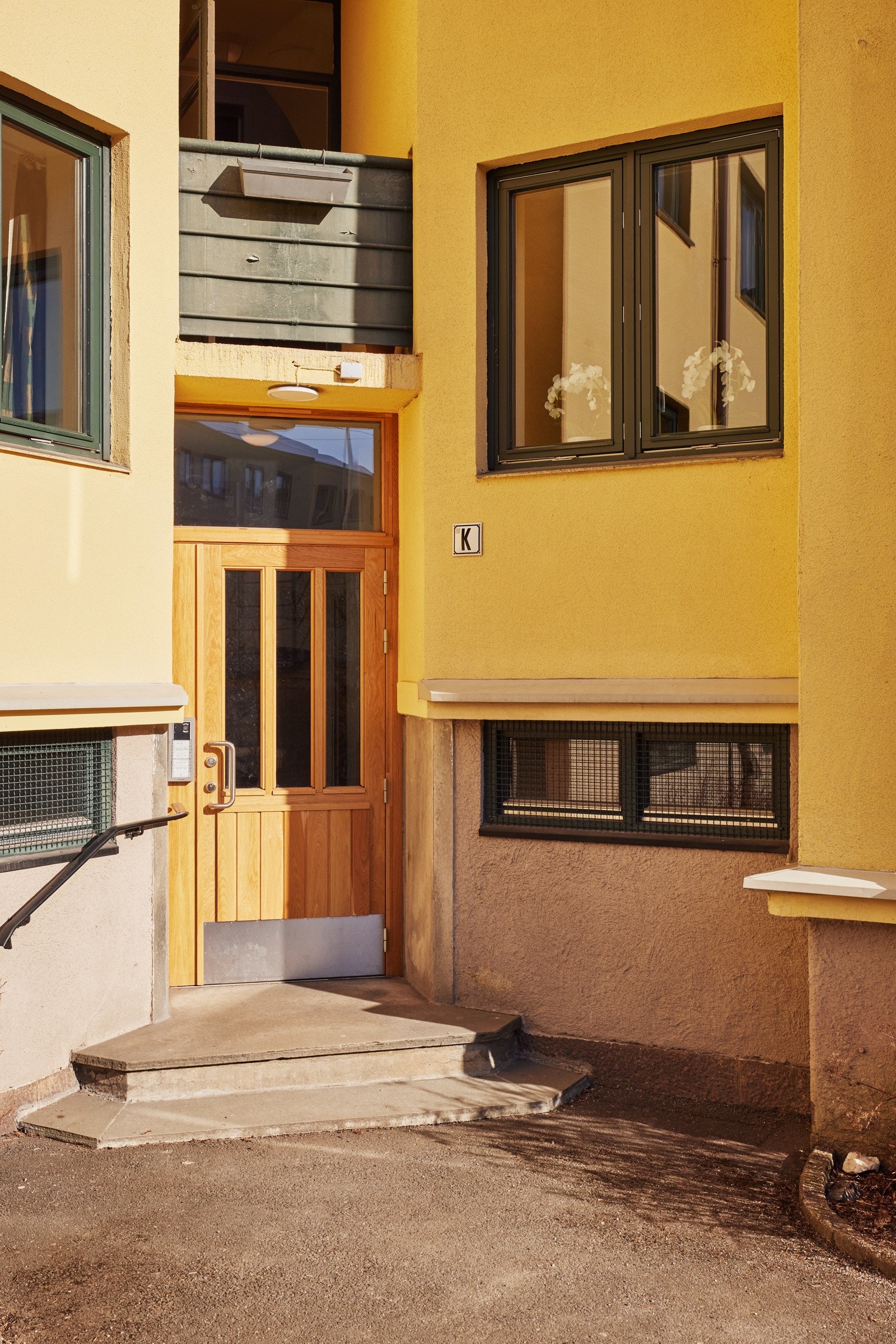 Leiligheten har adkomst via den hyggelig bakgården og ligger i en svært høy 1. etasje. Galleribilde