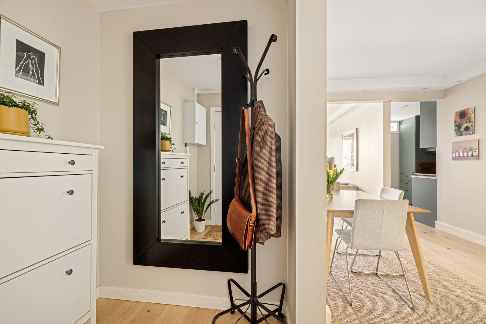 Du ønskes velkommen inn i en lys, innbydende og praktisk entré. Entréen har god og moderne standard med enstavs parkett på gulv, glatte overflater malt i en fin lys farge og downlights i himlingen. Galleribilde