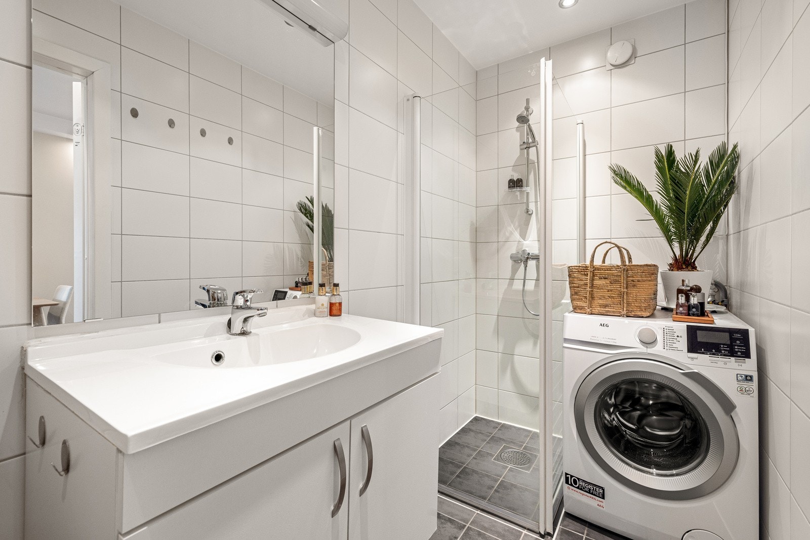 Leiligheten har et lyst og moderne flislagt baderom som ble pusset opp i 2010. Galleribilde