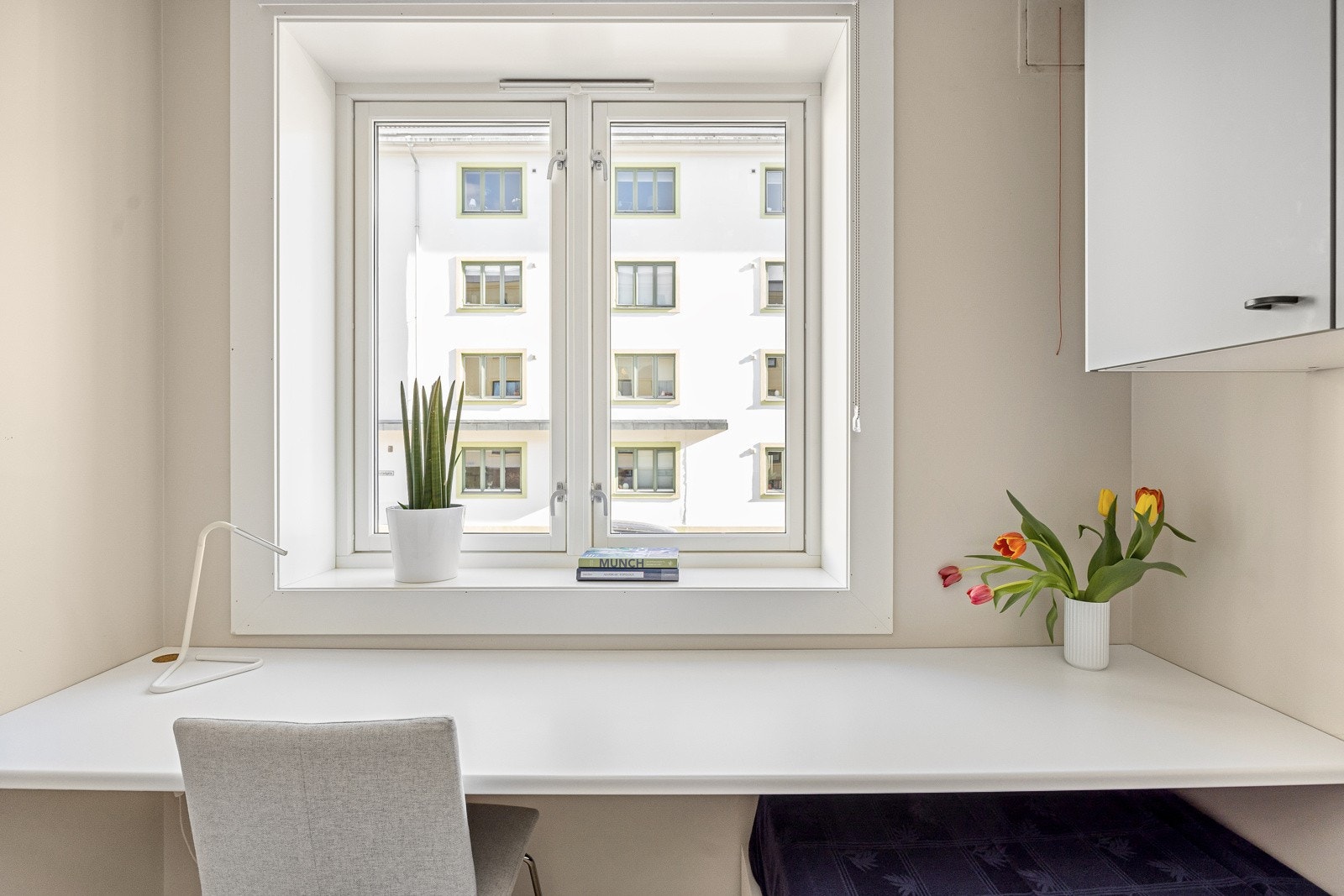 Samme gode og moderne standard som resten av leiligheten med enstavs parkett på gulv, glatte malte overflater og downlights i himlingen. Galleribilde
