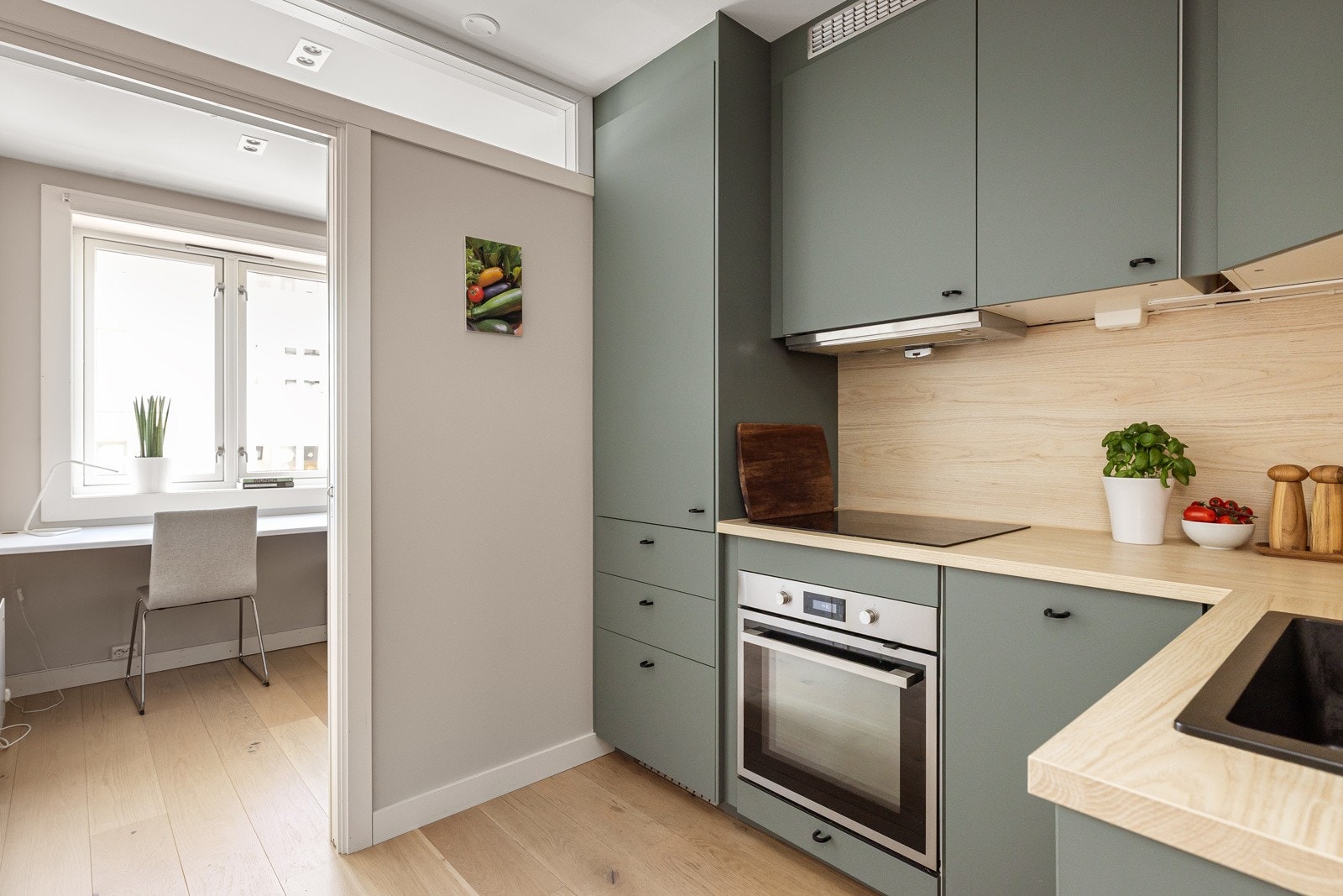 Stilren og moderne kjøkkeninnredning fra 2019 med god skap- og benkeplass. Galleribilde