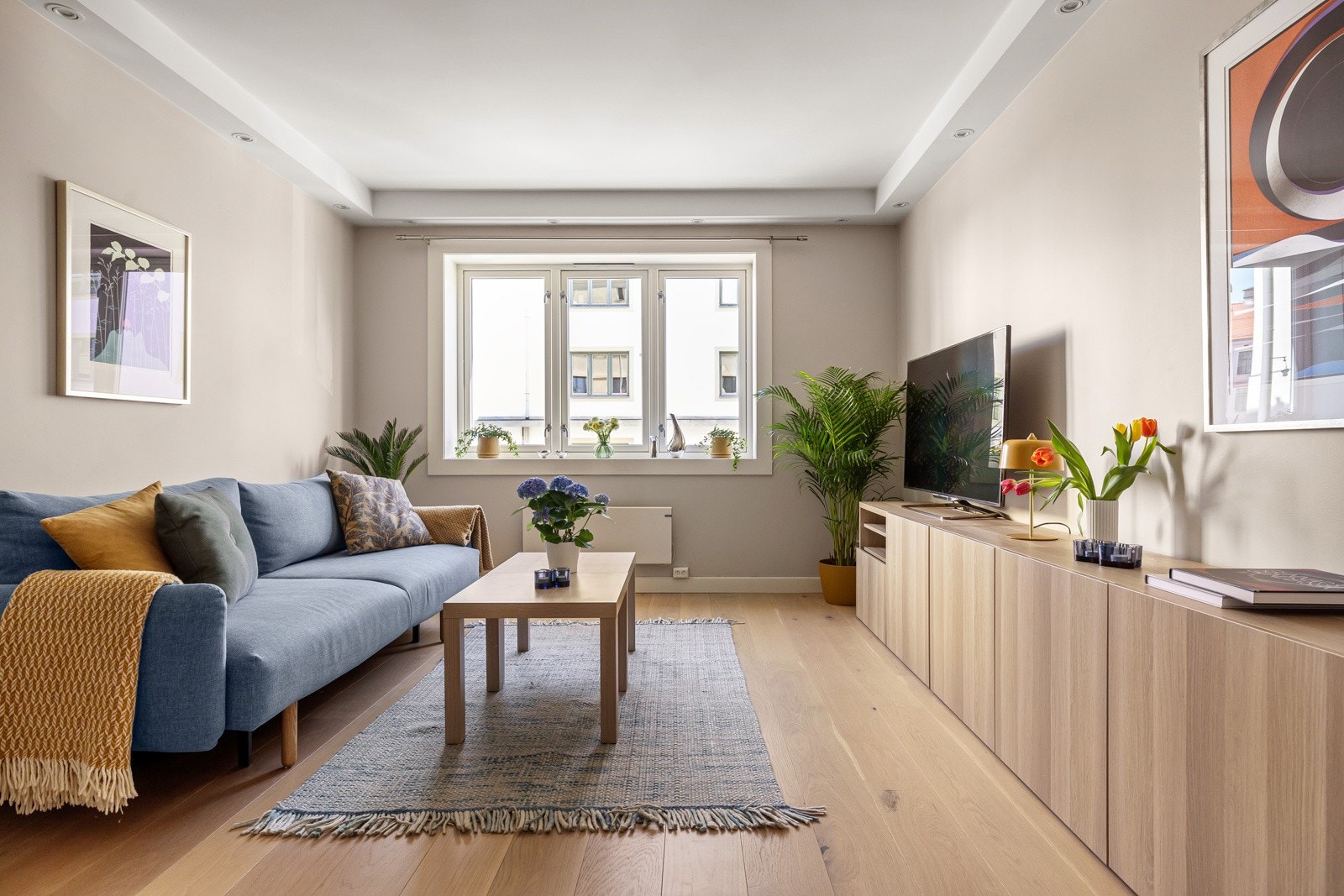 Den store vindusflaten slipper inn rikelig med naturlig lys. Galleribilde