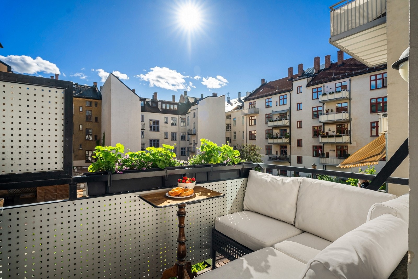 Sørvestvendt balkong på ca. 4 m² med gode solforhold - Sol fra ca. kl. 14:00-19:30 midtsommers. Galleribilde