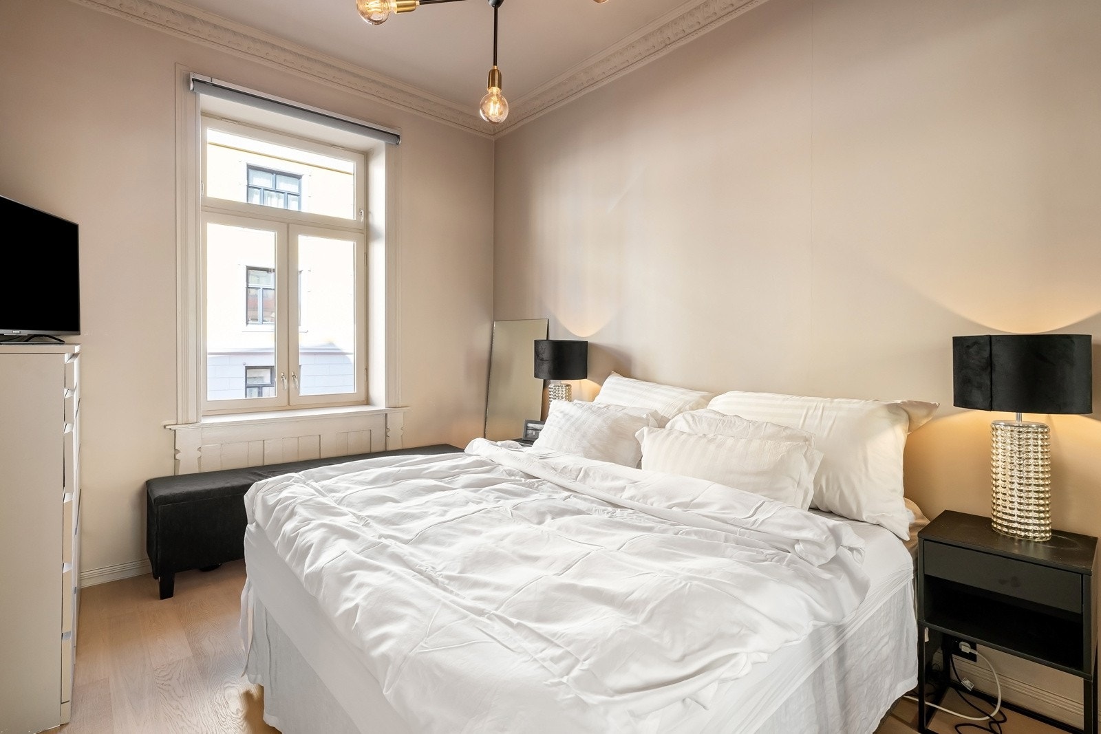 Det er enstavs parkett, original stukkatur og takhøyde på over 3 meter. Galleribilde