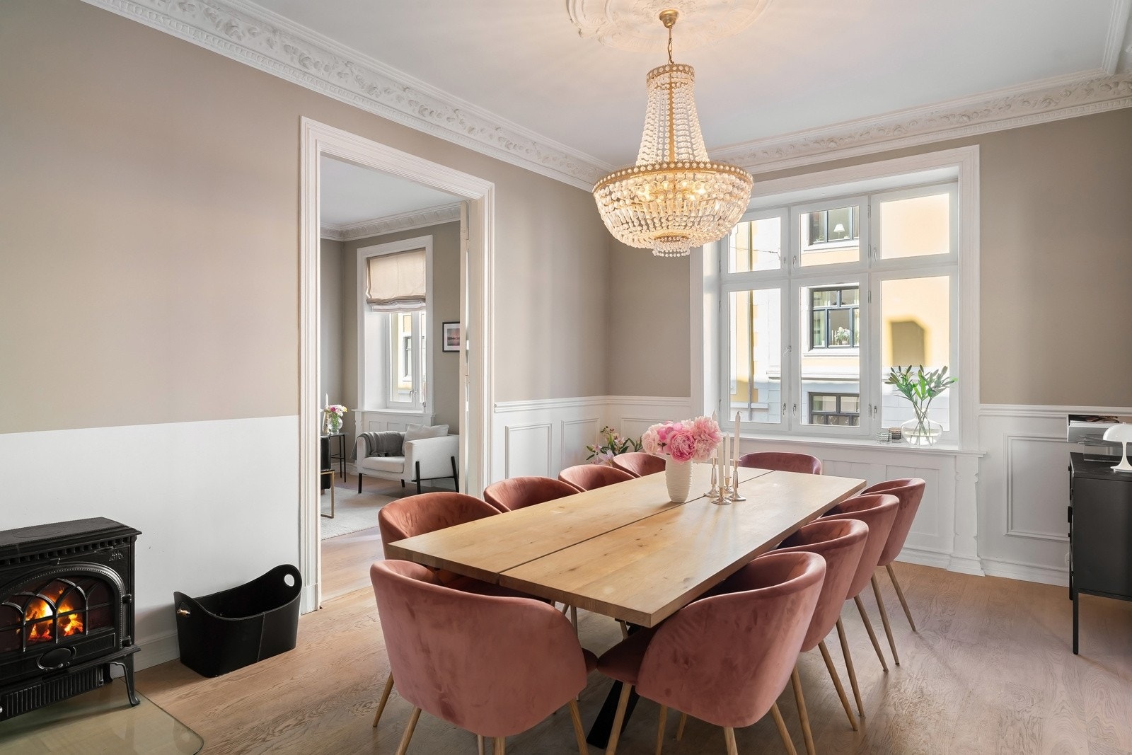 Leiligheten er gjennomgående og har rikelig med naturlig lysinnslipp fra store vindusflater. Galleribilde