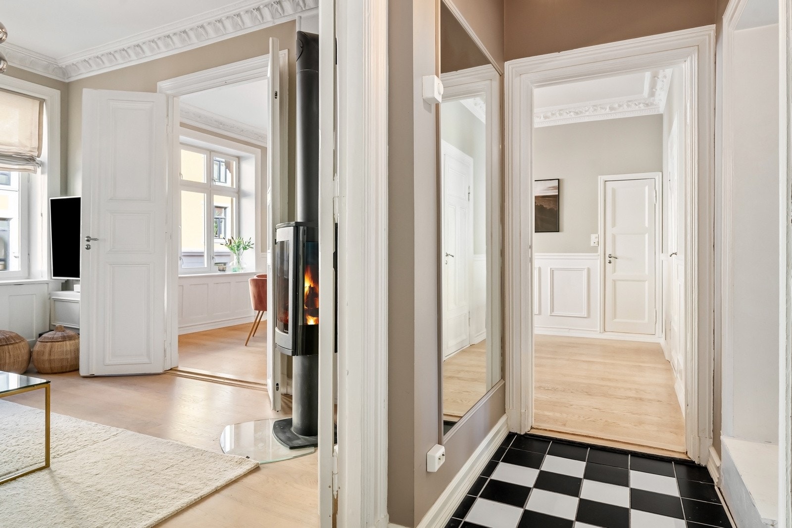 Innbydende entré med adkomst til TV-stuen, soverom nr. 2 og spisestuen - Plassbygget garderobeskap. Galleribilde